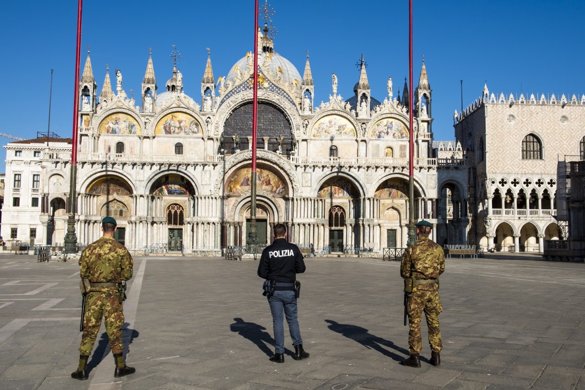 Polícia e militares na vazia praça São Marcos, em Veneza, na Itália, durante a quarentena do coronavírus. Foto Giacomo Cosua/NurPhoto