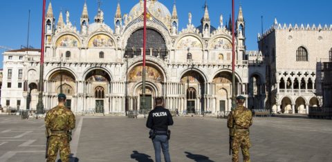 Polícia e militares na vazia praça São Marcos, em Veneza, na Itália, durante a quarentena do coronavírus. Foto Giacomo Cosua/NurPhoto