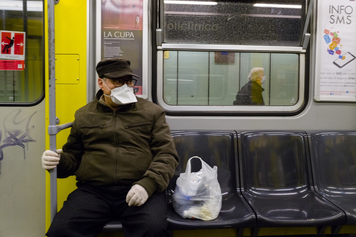 Em Nápoles, na Itália, passageiro solitário usa uma máscara contra o coronavírus na viagem de trem. Foto Paolo Manzo/NurPhoto