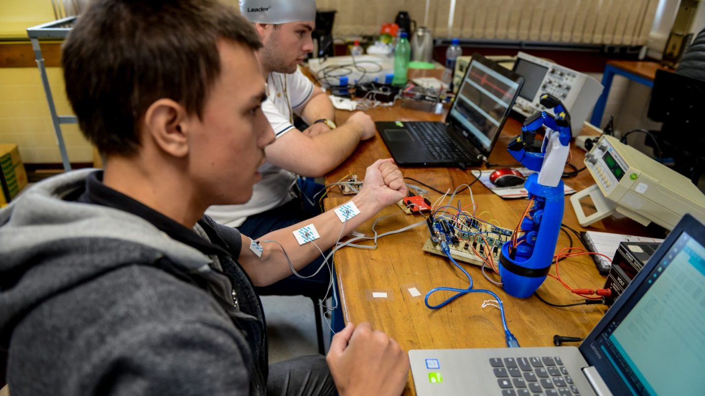Estudantes de Engenharia Elétrica da UFPR testam prótese de mão: baixo custo para garantir disseminação (Foto: Marcos Solivan/UFPR)