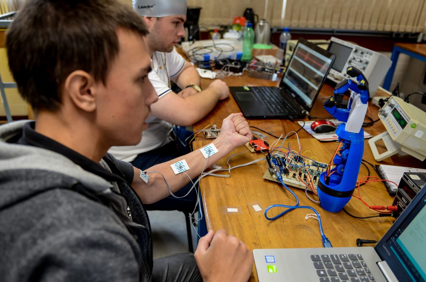 Estudantes de Engenharia Elétrica da UFPR testam prótese de mão: baixo custo para garantir disseminação (Foto: Marcos Solivan/UFPR)
