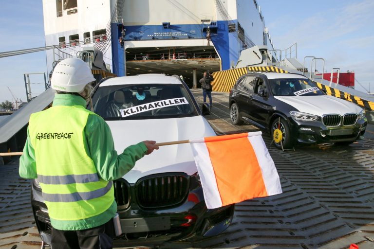 SUV, veículos esportivos utilitários, são alvo de protesto de ambientalistas na Alemanha: aumento recorde de emissões (Bodo Marks/DPA/AFP)