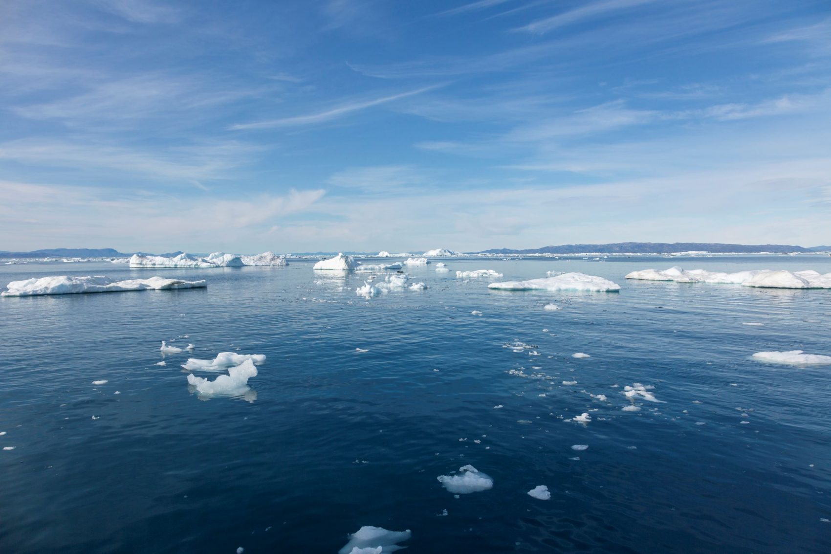 Blocos de gelo no Oceano Atlântco, perto da Groenlândia: degelo dos mantos polares hoje é o principal fator de elevação do nível do mar (Foto: Science Photo Library/AFP)