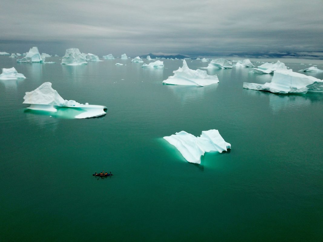 Blocos de gelo boiam no mar ao leste da Groenlândia: derretimento de 600 bilhões de toneladas, o dobro da média (Foto: Pierre Vernay/BiosPhoto/AFP)