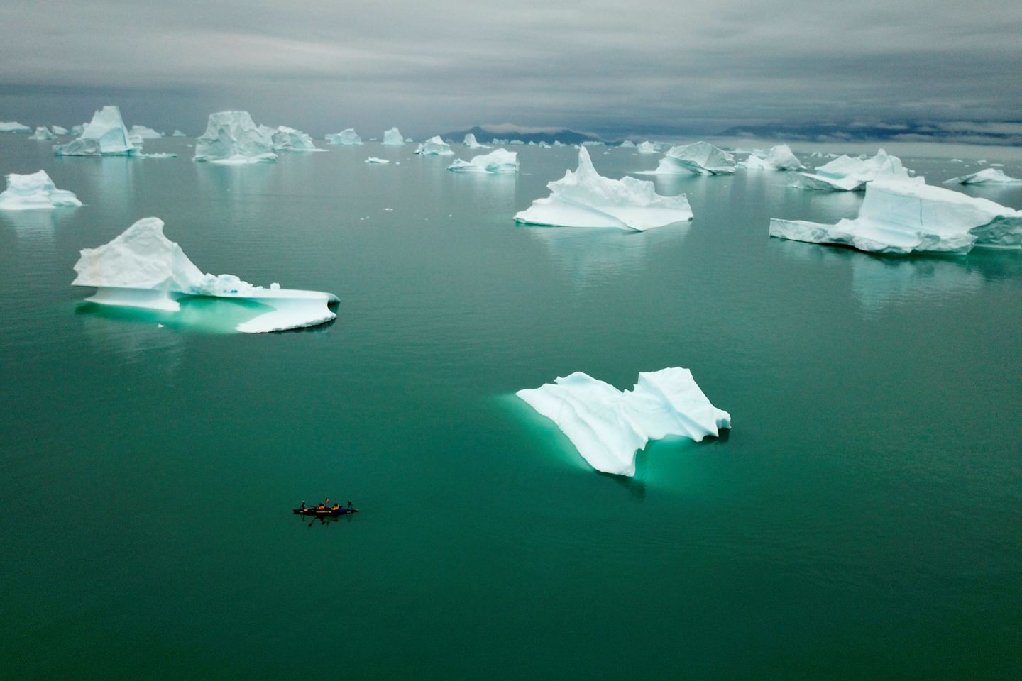Blocos de gelo boiam no mar ao leste da Groenlândia: derretimento de 600 bilhões de toneladas, o dobro da média (Foto: Pierre Vernay/BiosPhoto/AFP)