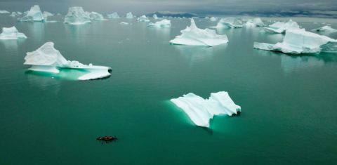 Blocos de gelo boiam no mar ao leste da Groenlândia: derretimento de 600 bilhões de toneladas, o dobro da média (Foto: Pierre Vernay/BiosPhoto/AFP)