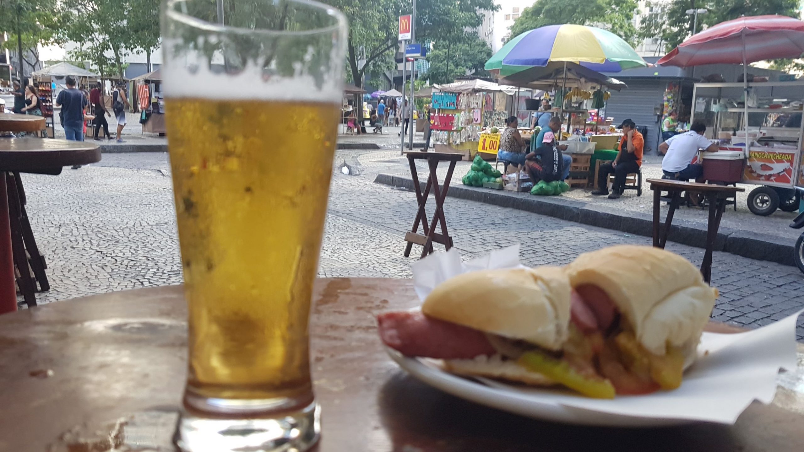 Chope e cachorro quente de linguiça em mesa na calçada: combinação matadora do Café Gaúcho, há 85 anos em sobrado no Centro do Rio (Foto: Oscar Valporto)