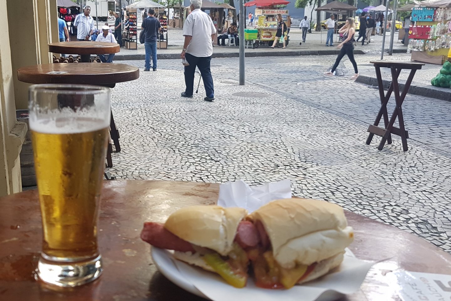 Chope e cachorro quente de linguiça em mesa na calçada: combinação matadora do Café Gaúcho, há 85 anos em sobrado no Centro do Rio: (Foto: Oscar Valporto)