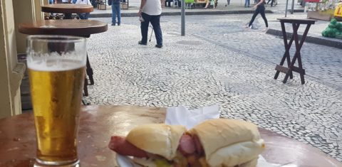 Chope e cachorro quente de linguiça em mesa na calçada: combinação matadora do Café Gaúcho, há 85 anos em sobrado no Centro do Rio: (Foto: Oscar Valporto)
