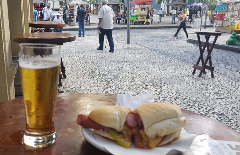 Chope e cachorro quente de linguiça em mesa na calçada: combinação matadora do Café Gaúcho, há 85 anos em sobrado no Centro do Rio: (Foto: Oscar Valporto)