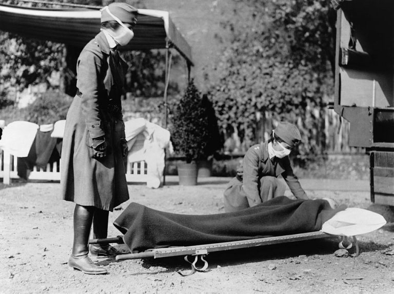 Enfermeiras da Cruz Vermelha cuidam de doente em acampamento hospitalar em Washington (EUA): gripe de 1918 matou entre 50 e 100 milhões (Foto: Biblioteca do Congresso dos EUA)