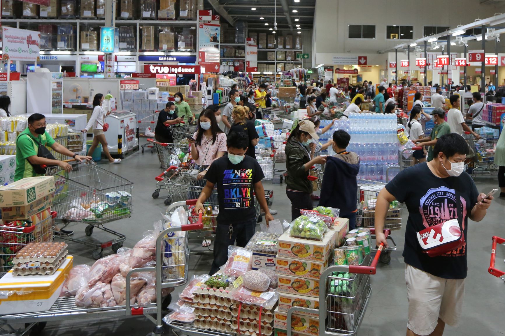 Tailandeses tomam supermercado em Bangkok com medo do coronavírus: para pesquisador, autoridades precisam liderar por exemplo para evitar pânico (Foto: Wichan Charoenkiatpakul / Bangkok Post / AFP)