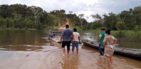 Equipe do Distrito Especial de Saúde Indígena (Dsei) Alto Solimões, a caminho das aldeias com casos suspeitos: jovem agente de saúde está com a covid-19 (Foto: Secretaria de Saúde de Santo Antonio do Içá)