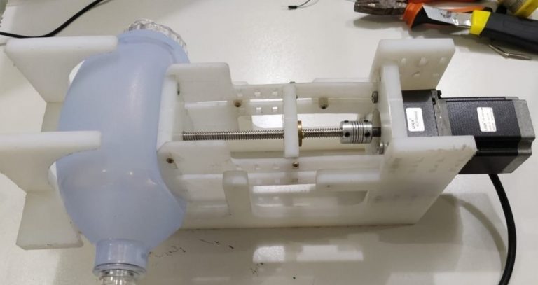 Protótipo de respirador desenvolvido na UFSC: rede de pesquisadores para ajudar no tratamento da covid-19 (Foto: reprodução)