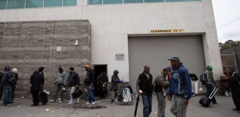 Fila para distribuir alimentação para pessoas desempregadas ou em situação de rua em Los Angeles: covid-19 atinge mais comunidades negras e pobres e realça desigualdades (Apu Gomes/AFP)