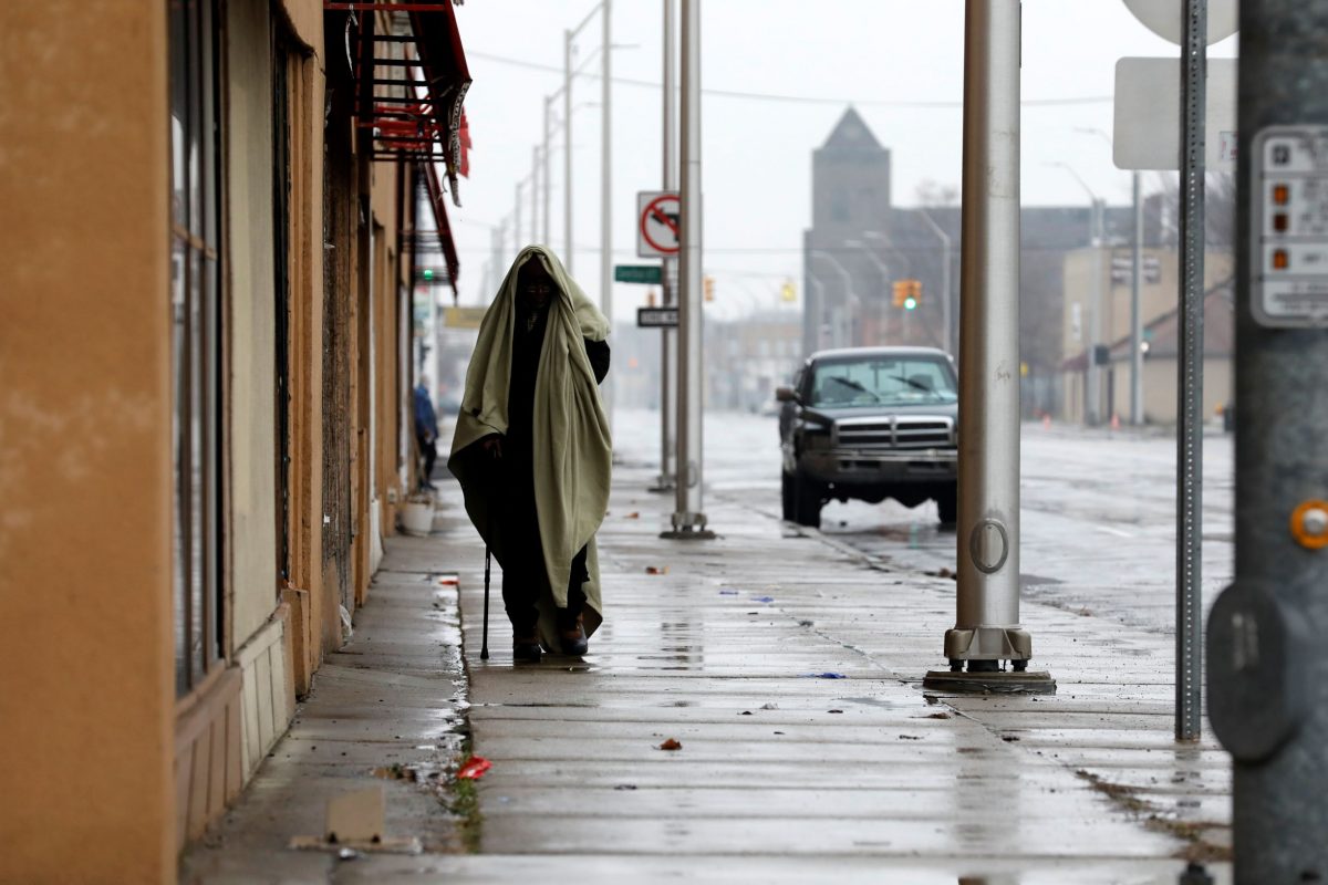 Bairro pobre de Detroit, no estado do Michigan: 14% da população estadual é negra, mas 40% das mortes por covid-19 estão entre os negros (Foto: Jeff Kowalsky/AFP)