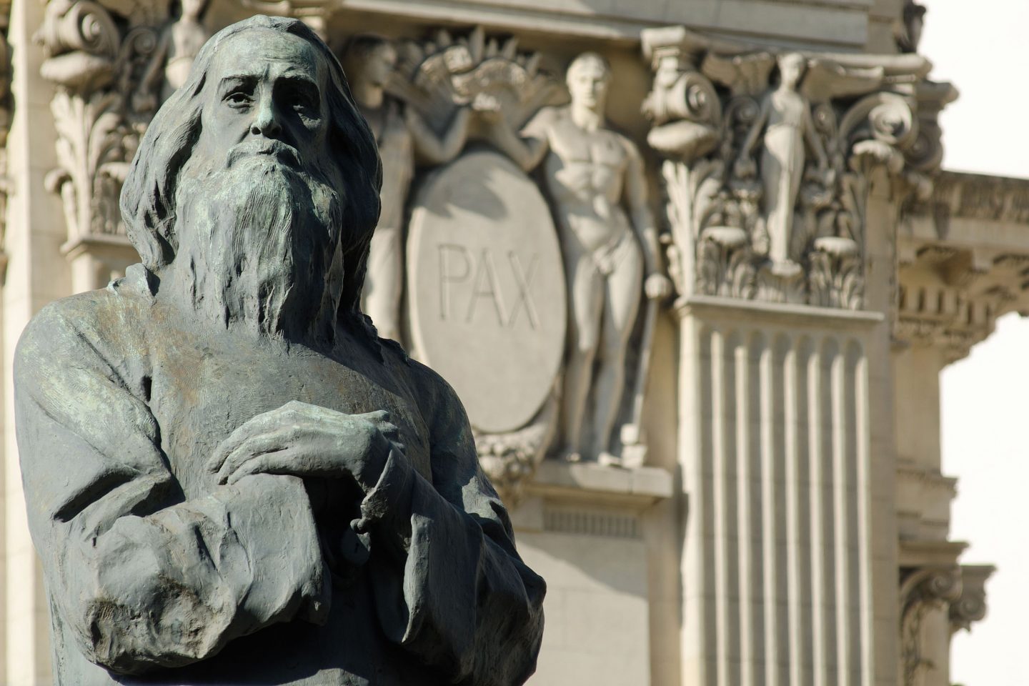 Estátua de Tiradentes (de Francisco de Andrade) em frente ao palácio, hoje sede da Assembleia Legislativa: mártir foi capturado no Rio e aqui ficou preso até ser executado (Foto: Mauro Pimentel/Alerj)