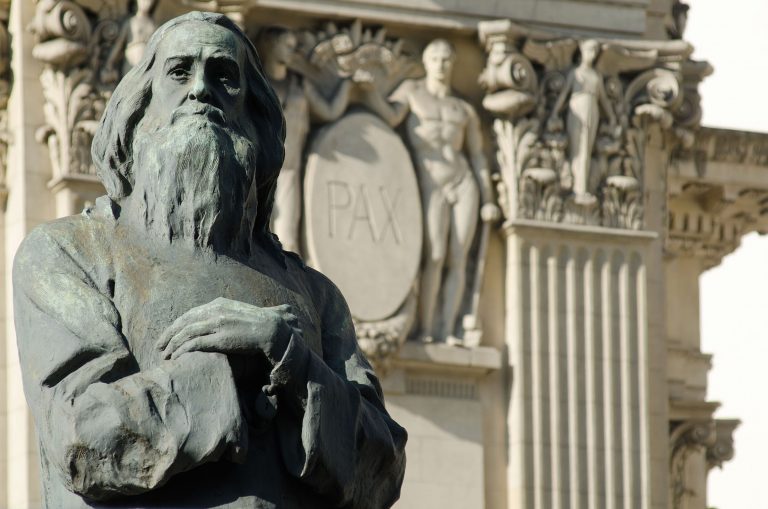 Estátua de Tiradentes (de Francisco de Andrade) em frente ao palácio, hoje sede da Assembleia Legislativa: mártir foi capturado no Rio e aqui ficou preso até ser executado (Foto: Mauro Pimentel/Alerj)