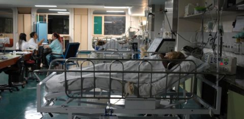 Unidade de Terapia Intensiva em hospital do Distrito Federal: falta de protocolo deixa médicos inseguros em UTIs lotadas (Foto: Marcelo Casal Jr./Agência Brasil)