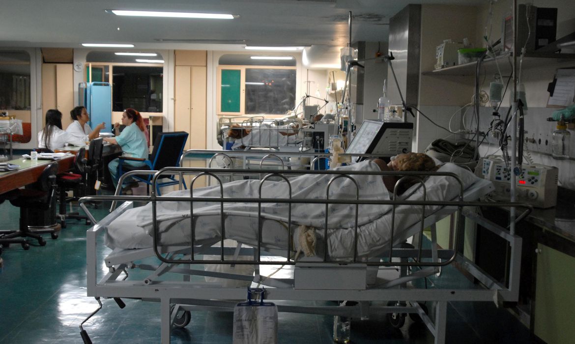 Unidade de Terapia Intensiva em hospital do Distrito Federal: falta de protocolo deixa médicos inseguros em UTIs lotadas (Foto: Marcelo Casal Jr./Agência Brasil)