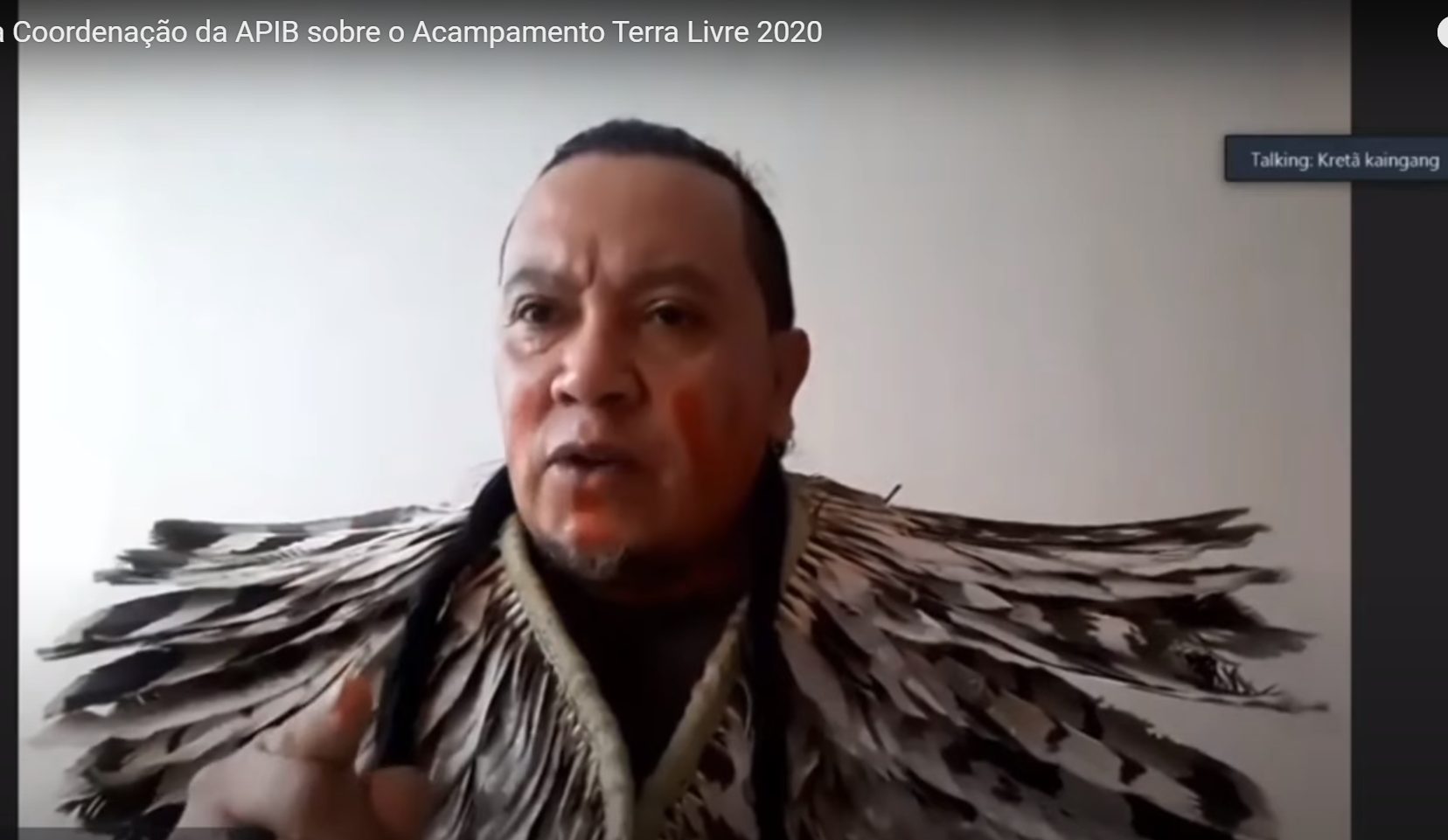 Líder indígena Kretã Kaingang, da Terra Indígena Mangueirinha, no Paraná, na reunião virtual dos coordenadores da Apib: “Para cada novo ataque, criamos uma nova estratégia de luta” (Foto: Reprodução/Youtube)