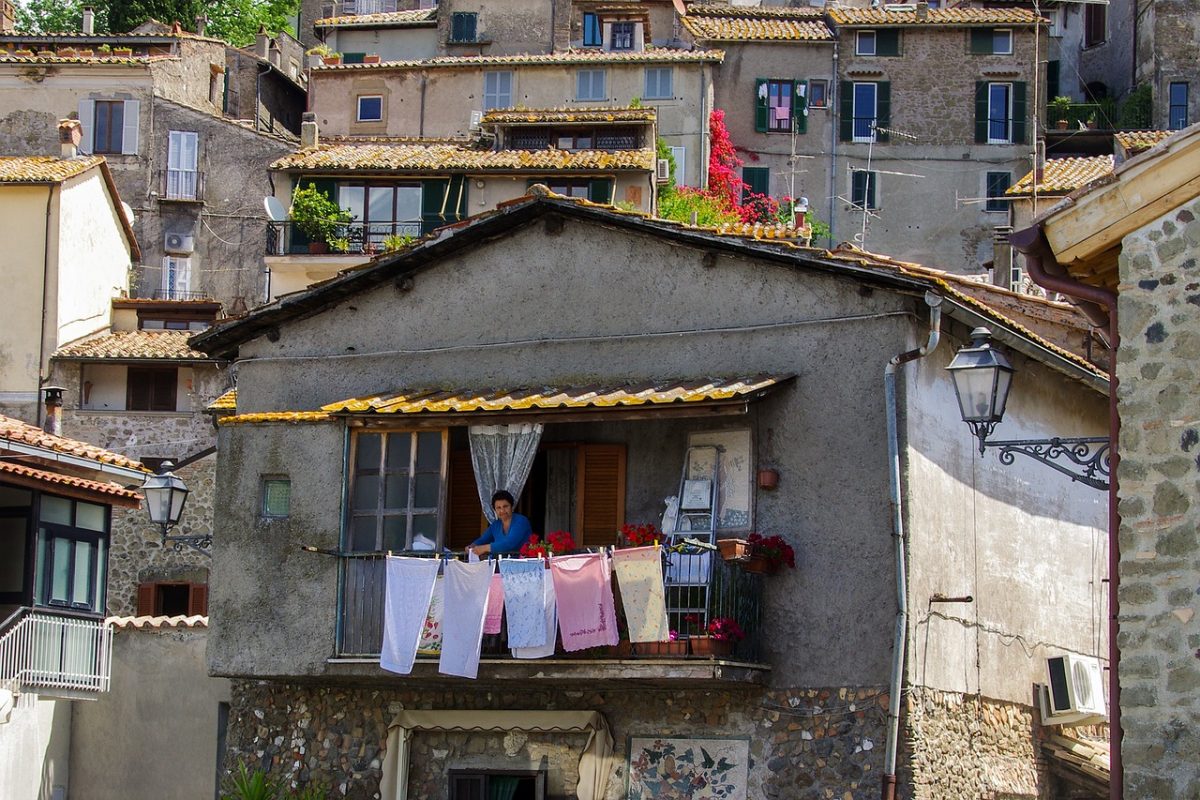 Senhora estende roupas em casa: trabalho doméstico ganha valorização em tempos de pandemia. Foto de Valter Cirillo (Pixabay)