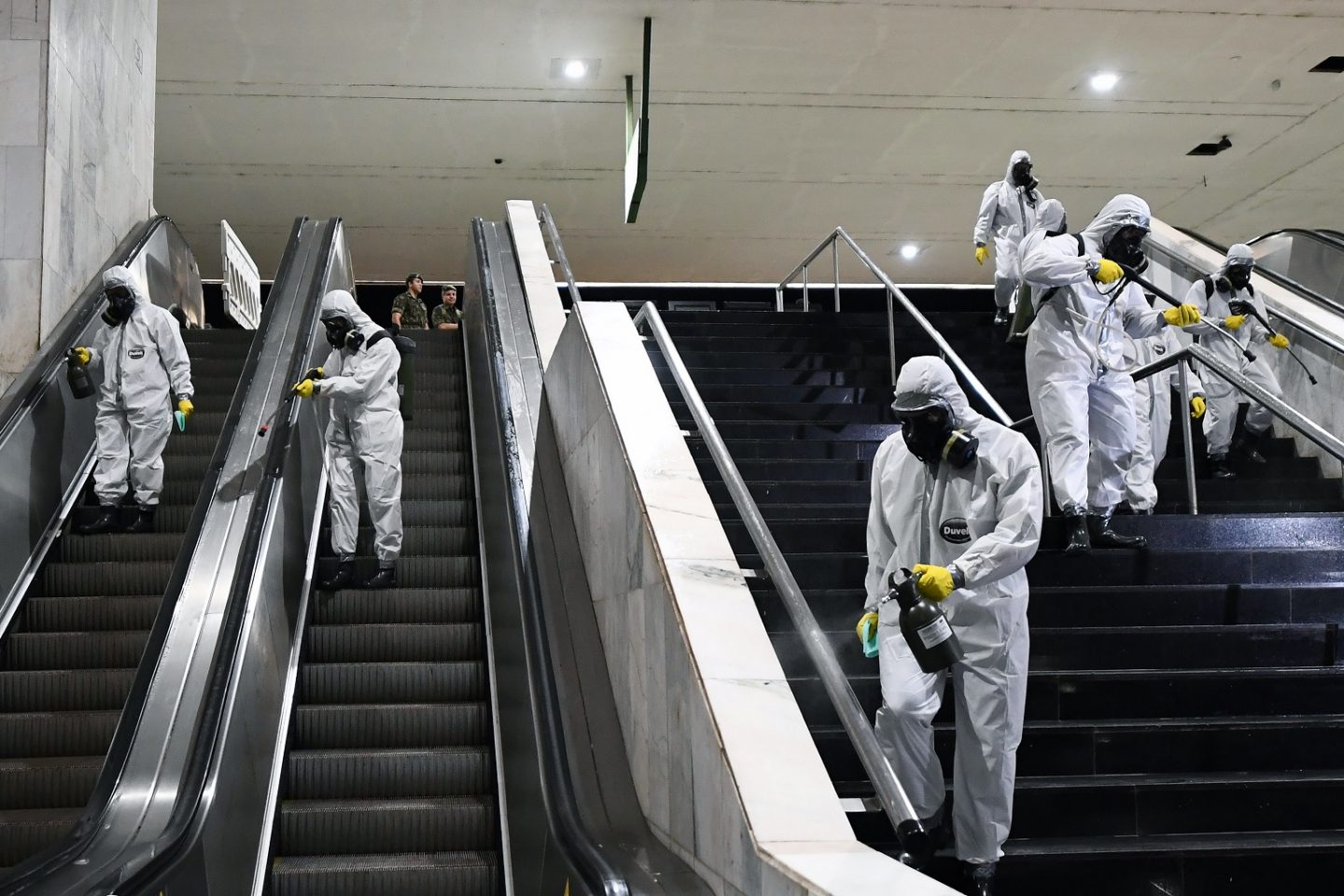 Militares desinfetam uma estação de metrô em Brasília contra o coronavírus. Foto Evaristo Sá/AFP