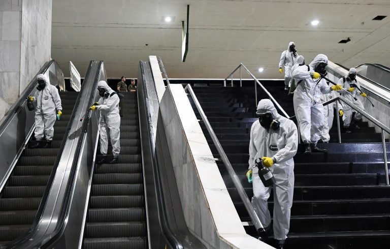 Militares desinfetam uma estação de metrô em Brasília contra o coronavírus. Foto Evaristo Sá/AFP