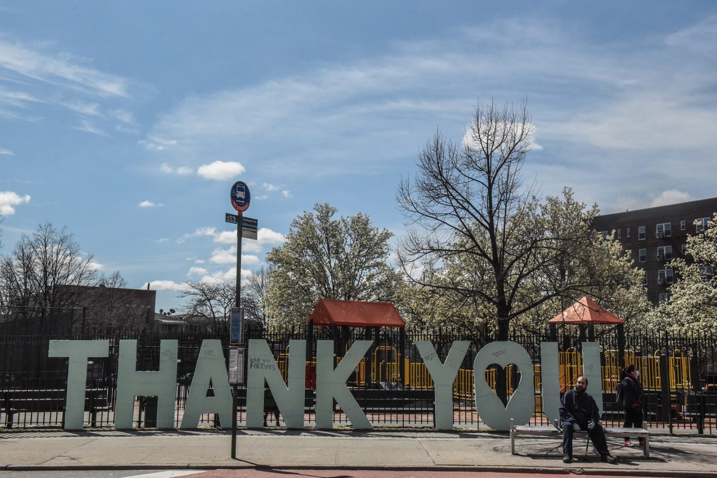 Na entrada do hospital Elmhurst, em Nova York, o agradecimento da população ao esforço de médicos e enfermeiros para enfrentar o coronavírus. Foto Stephanie Keith/Getty Images/AFP