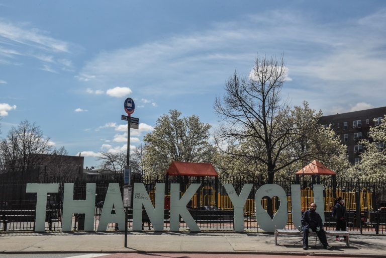 Na entrada do hospital Elmhurst, em Nova York, o agradecimento da população ao esforço de médicos e enfermeiros para enfrentar o coronavírus. Foto Stephanie Keith/Getty Images/AFP