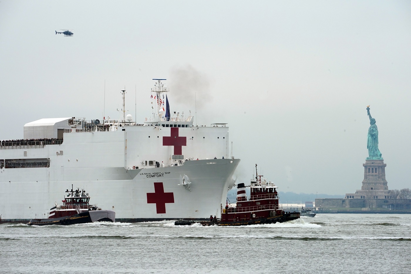 O navio médico USNS Comfort sobe o rio Hudson e passa pela Estátua da Liberdade. Ele conta com mais de mil leitos. Foto Bryan R. Smith/AFP