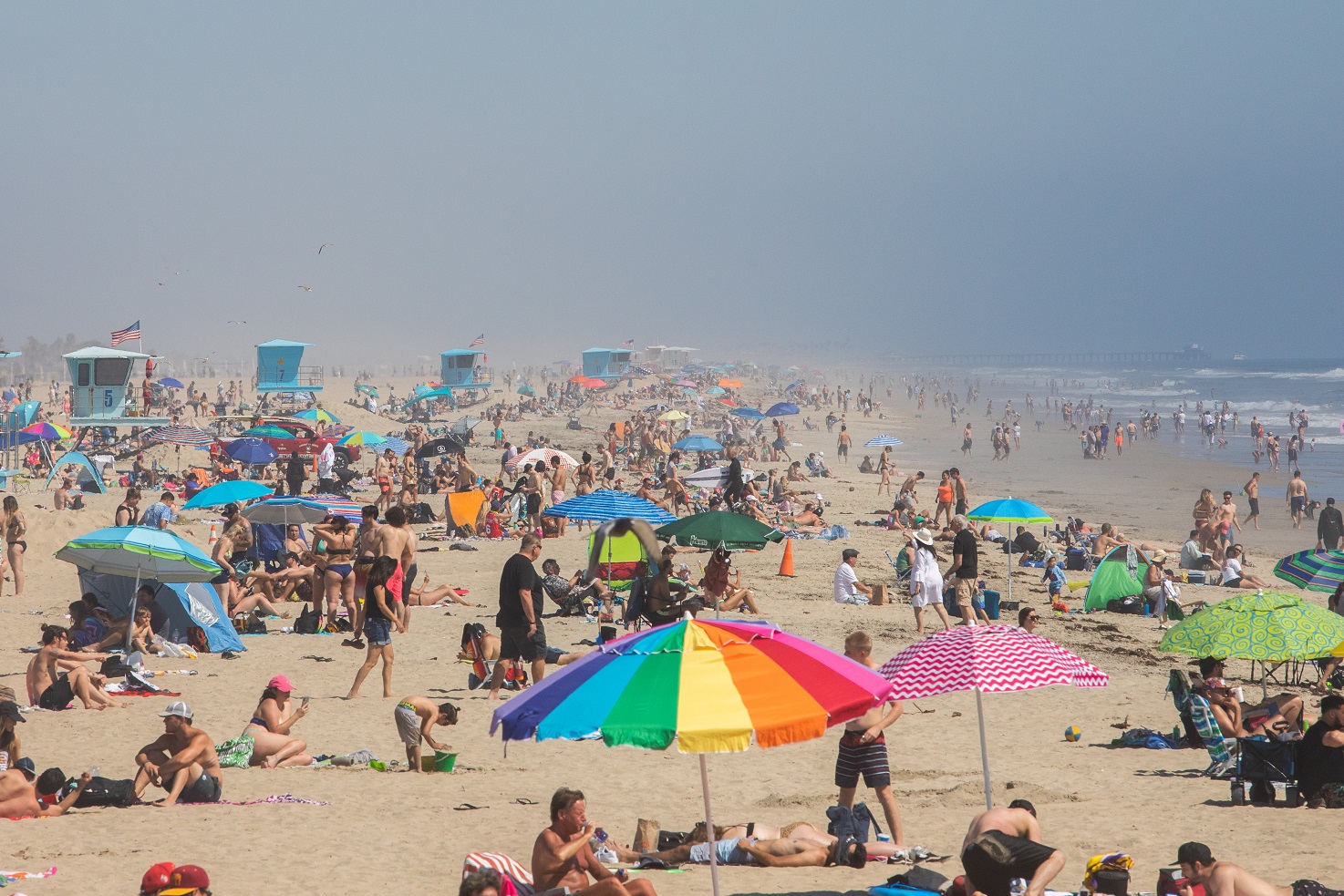 Praia lotada na Califórnia no fim de semana. Orange County é o único município da região onde as praias permanecem abertas. Foto Apu Gomes/AFP,