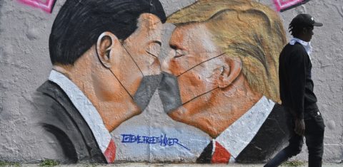 Em Berlim, uma pintura mural do grafiteiro Eme Freethinker apresenta imagens do presidente dos EUA, Donald Trump, e do premier chinês, Xi Jinping, usando máscaras contra a covid-19. Foto John MacDougall/AFP