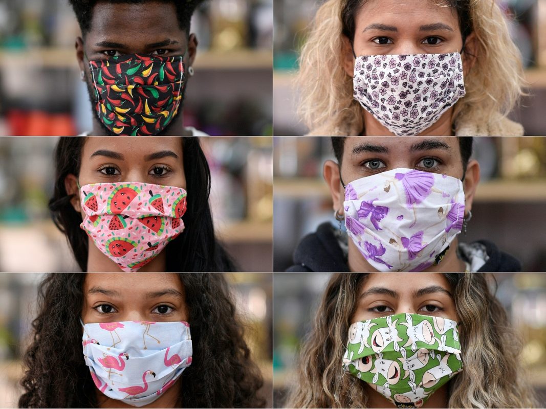 Costureiras do ateliê Remexe Favelinha, que fica na favela Vila Novo São Lucas, em Belo Horizonte, trabalham para produzir 6.000 máscaras faciais por mês. Foto Douglas Magno/AFP