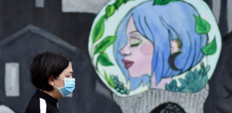 Em Hanói, no Vietnã, jovem caminha na rua usando máscara, como parte do esforço nacional de isolamento. Foto Manan Vatsyayana/AFP