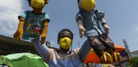 Um apresentador de marionetes, com seus fantoches mascarados, tenta conscientizar as pessoas que passam por Chennai, na Índia. Foto Arun Sankar/AFP