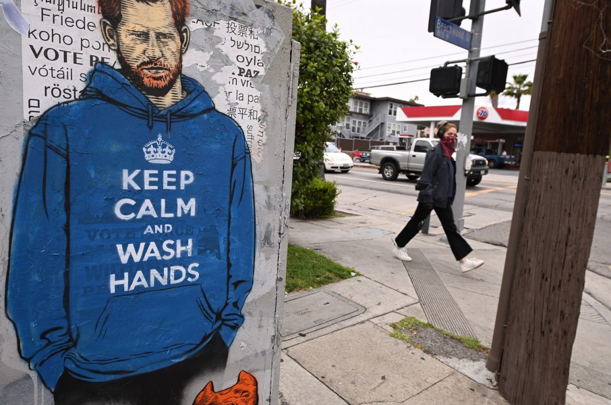 Nos EUA, um grafite do Prince Harry usando um casado mostra a inscrição: "Fique calmo e lave as mãos". Foto Robyn Beck/AFP