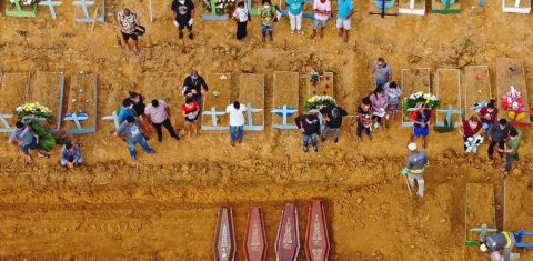Foto aérea mostra o enterro coletivo de vítimas da covid-19 no cemitério de Nossa Senhora Aparecida, em Manaus. Foto Michael Dantas/AFP