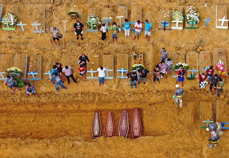 Foto aérea mostra o enterro coletivo de vítimas da covid-19 no cemitério de Nossa Senhora Aparecida, em Manaus. Foto Michael Dantas/AFP