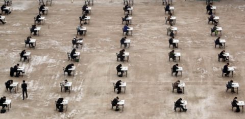 Em Seul, na Coréia do Sul, jovens fazem uma prova de qualificação ao ar livre para evitar a contaminação com a covid-19. Foto Yonhap/AFP