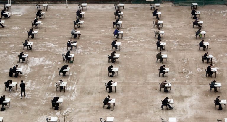 Em Seul, na Coréia do Sul, jovens fazem uma prova de qualificação ao ar livre para evitar a contaminação com a covid-19. Foto Yonhap/AFP
