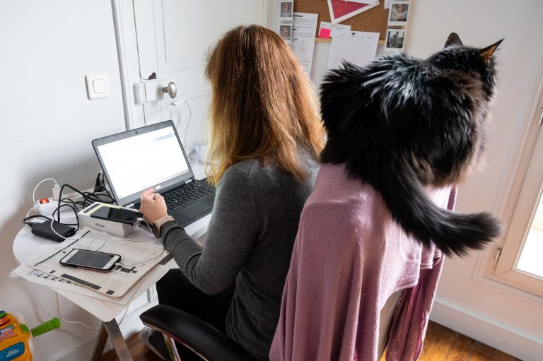 Em dias de Covid-19, jovem francesa tenta conciliar o trabalho feito de casa com a rotina doméstica. Foto Riccardo Milani / Hans Lucas / AFP