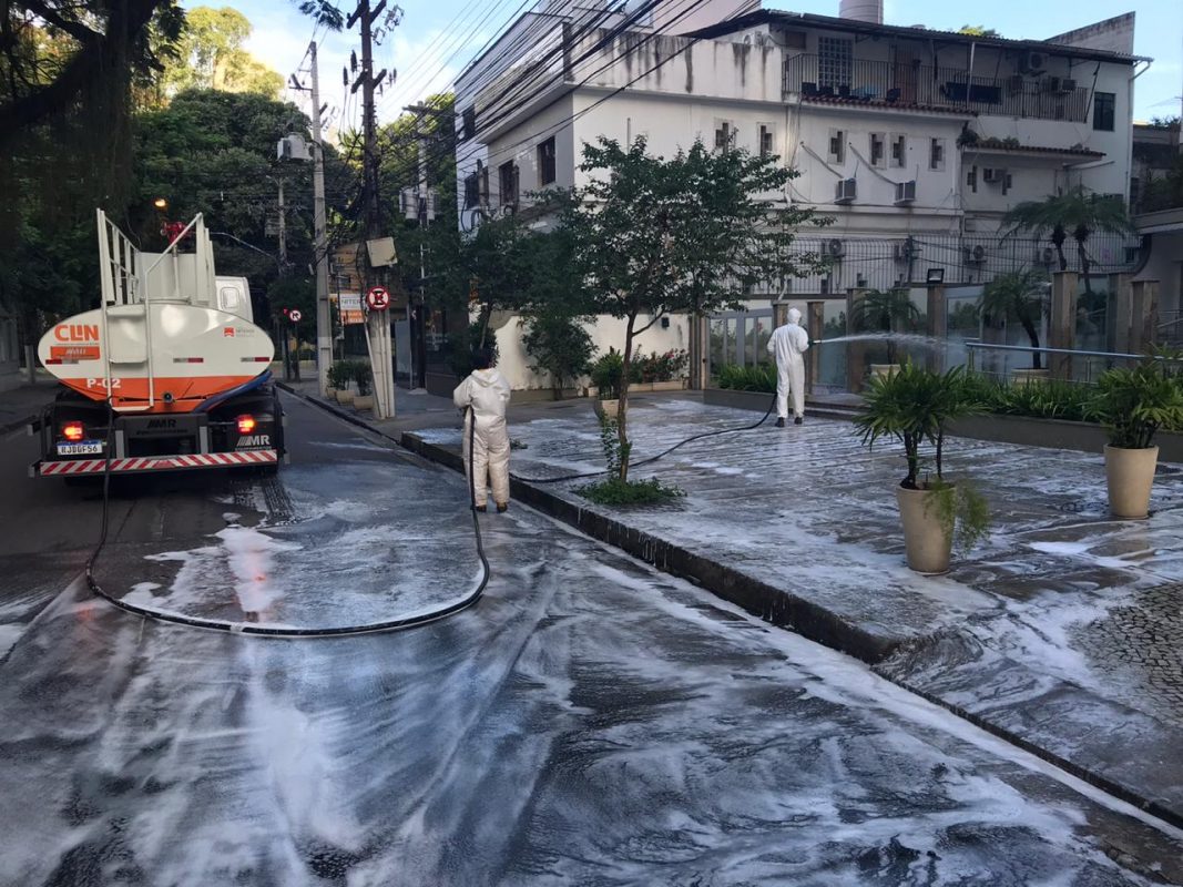 Lavagem de ruas e calçadas em Niterói: tecnologia importada da China. Foto de divulgação