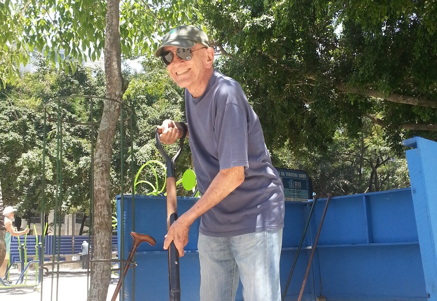 O escritor Rubem Fonseca e o seu Ipê-Amarelo na Praça Antero de Quental, no Leblon. Foto Rodrigo Camarão