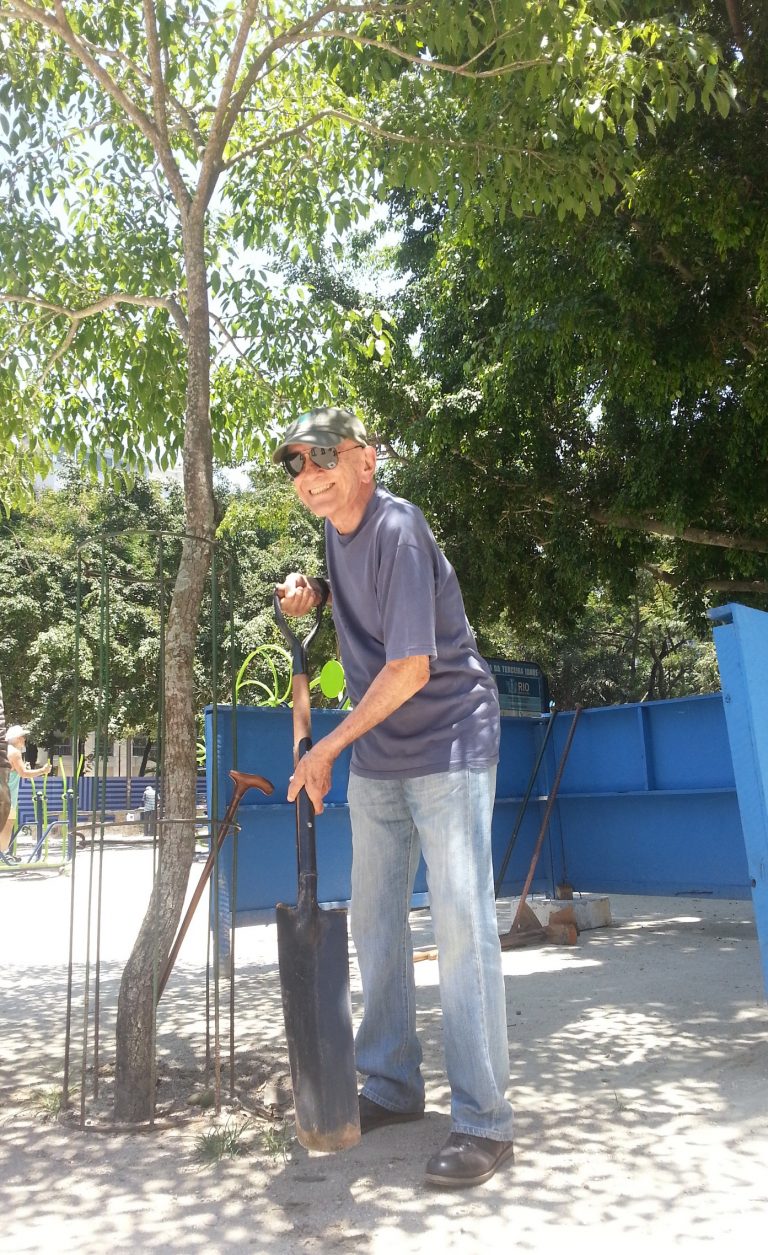 O escritor Rubem Fonseca e o seu Ipê-Amarelo na Praça Antero de Quental, no Leblon. Foto Rodrigo Camarão