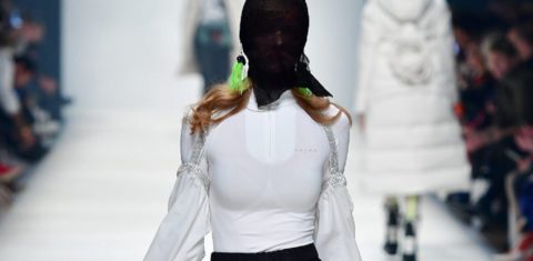 Modelo usa máscara no desfile da Neonyt durante a Berlin Fashion Week outono/inverno 2020, em janeiro (Foto: Alexander Koerner/Getty Images for MBFW)