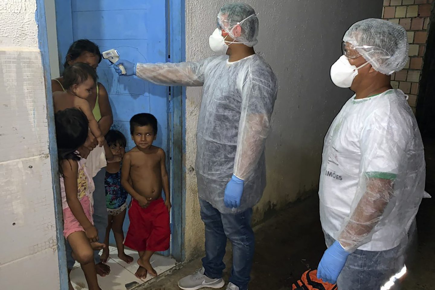 Agentes da Secretaria de Saúde Indígena testam moradores de aldeia tikuna no Amazonas: primeiros casos de covid-19 deixam indígenas alarmados (Foto - SESAI/AFP)