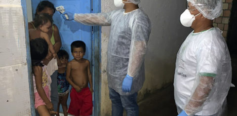 Agentes da Secretaria de Saúde Indígena testam moradores de aldeia tikuna no Amazonas: primeiros casos de covid-19 deixam indígenas alarmados (Foto - SESAI/AFP)