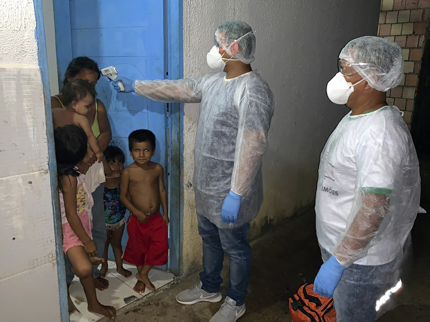 Agentes da Secretaria de Saúde Indígena testam moradores de aldeia tikuna no Amazonas: primeiros casos de covid-19 deixam indígenas alarmados (Foto - SESAI/AFP)