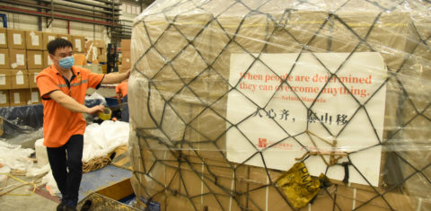 Com uma frase de Nelson Mandela na embalagem, equipamentos médicos doados para Etiópia por fundações chinesas são embarcados no Aeroporto Internacional de Guangzhou: diplomacia de máscara em busca de liderança global (Xinhua/Tian Jianchuan/AFP)